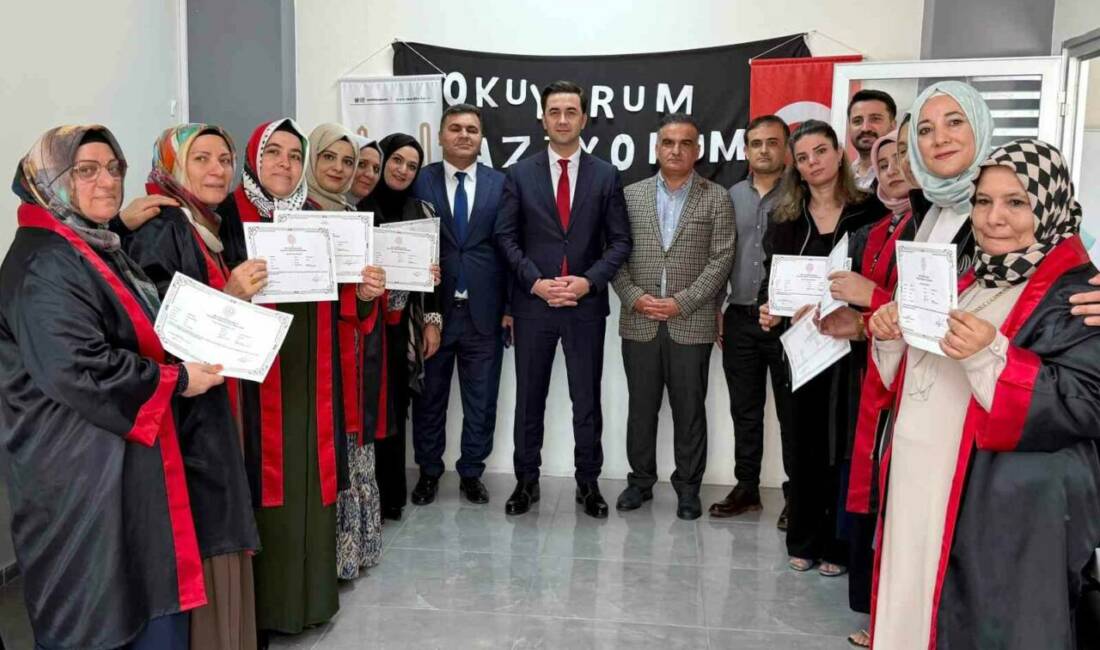 Mardin'in Midyat ilçesinde düzenlenen okuma yazma kursunda başarılı olanlara sertifikaları