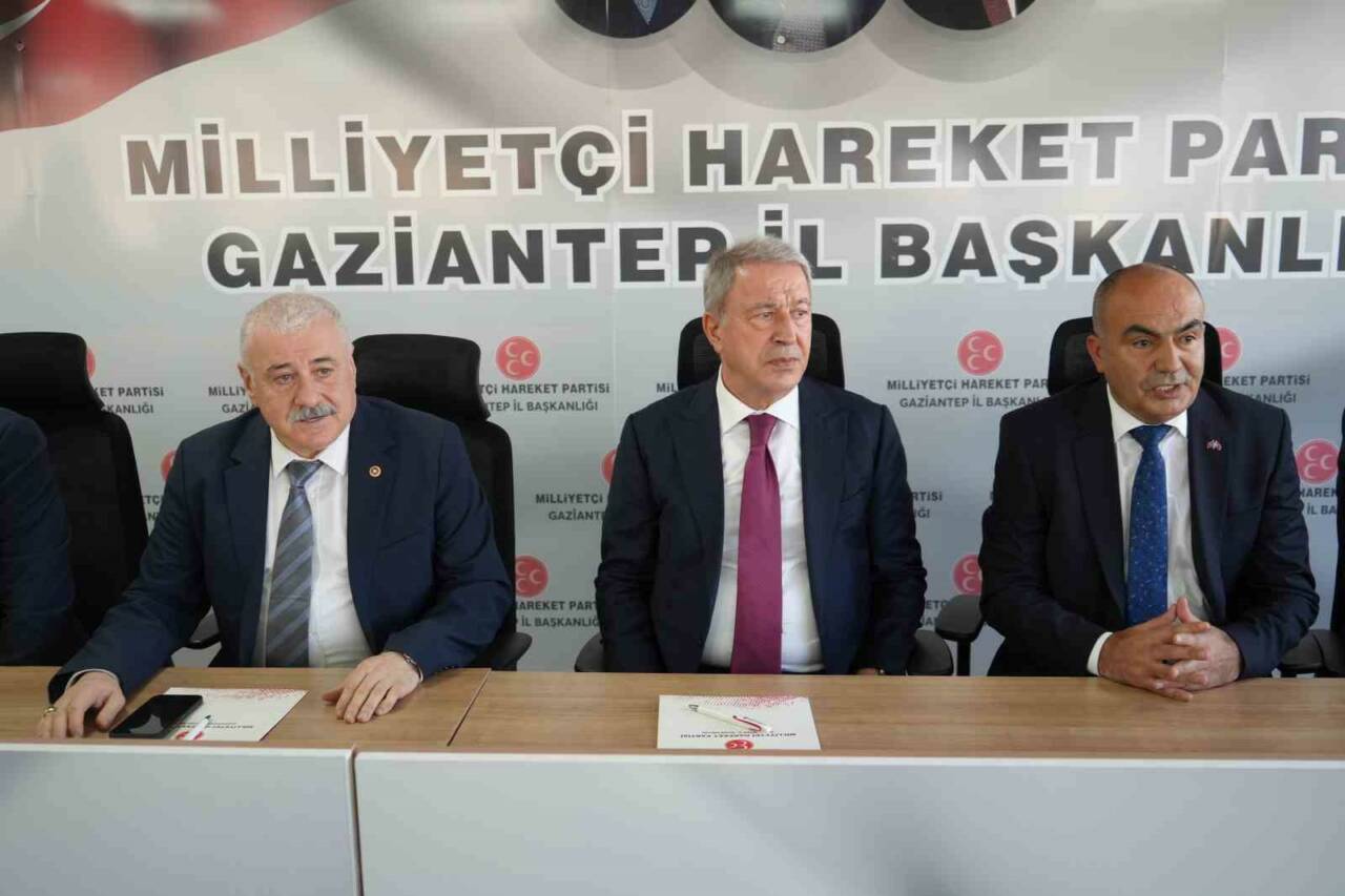 Hulusi Akar, Türkiye'nin terörsüz bir geleceğe doğru ilerleyeceğini vurguladı. Büyük