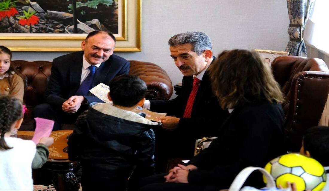 Minik eller, Vali Ekici’ye sevgiyle uzandı Şırnak Vakıf Anaokulu öğrencileri, İl Milli Eğitim Müdürü Bilal Yılmaz