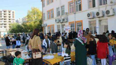 Diyarbakır’ın Kayapınar ilçesinde bir ilkokulda Gazze’ye yardım etkinliği düzenlendi.