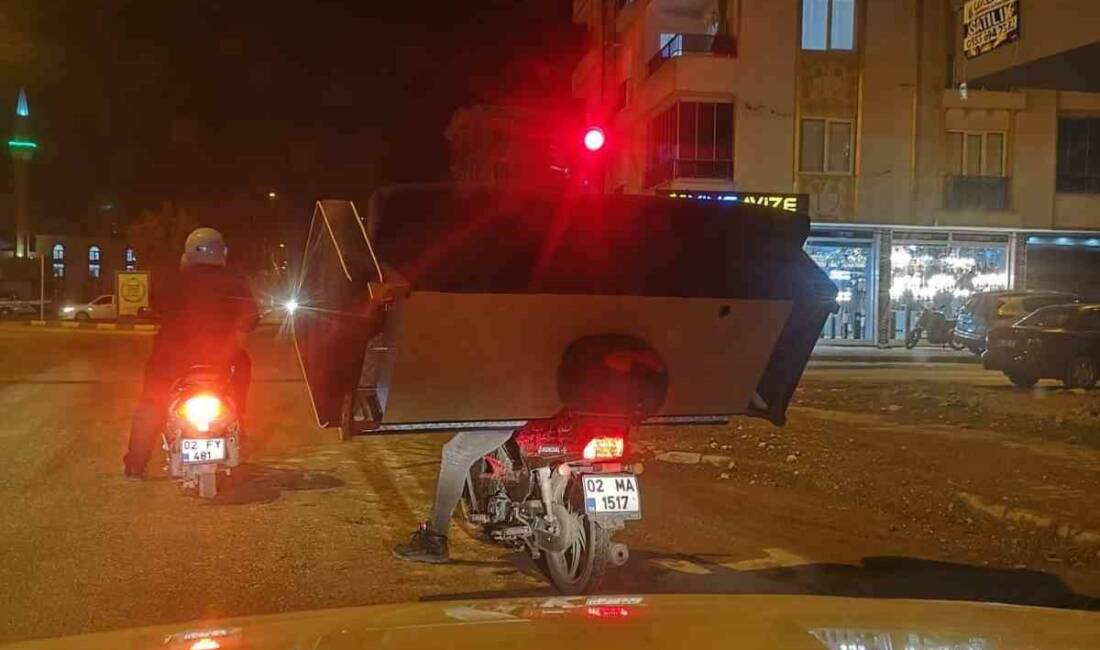Motosikletle koltuk taşıyan yabancı uyruklu sürücü cezadan kaçamadı Adıyaman’da, motosikletle trafikte koltuk taşıyan yabancı uyruklu sürücüye polis ekiplerince