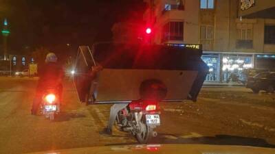 Adıyaman’da, motosikletle trafikte koltuk taşıyan yabancı uyruklu sürücüye polis ekiplerince