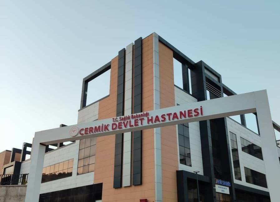 Çermik ilçesindeki bir olayda motosikletli bir kişi, araçta bulunan kadını