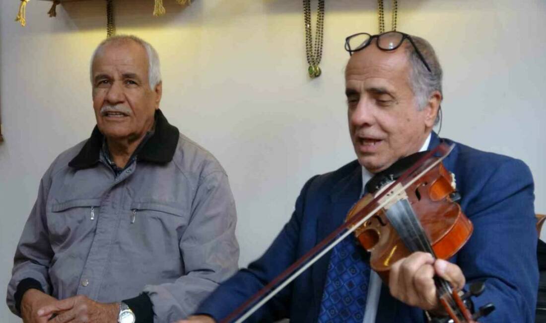 Müşterilerini müzikle karşılıyor Gaziantep'te doğal içecekler satan İsmet İşçi, iş yerine gelen müşterilerine