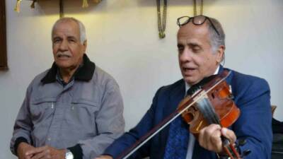 Gaziantep'te doğal içecekler satan İsmet İşçi, iş yerine gelen müşterilerine