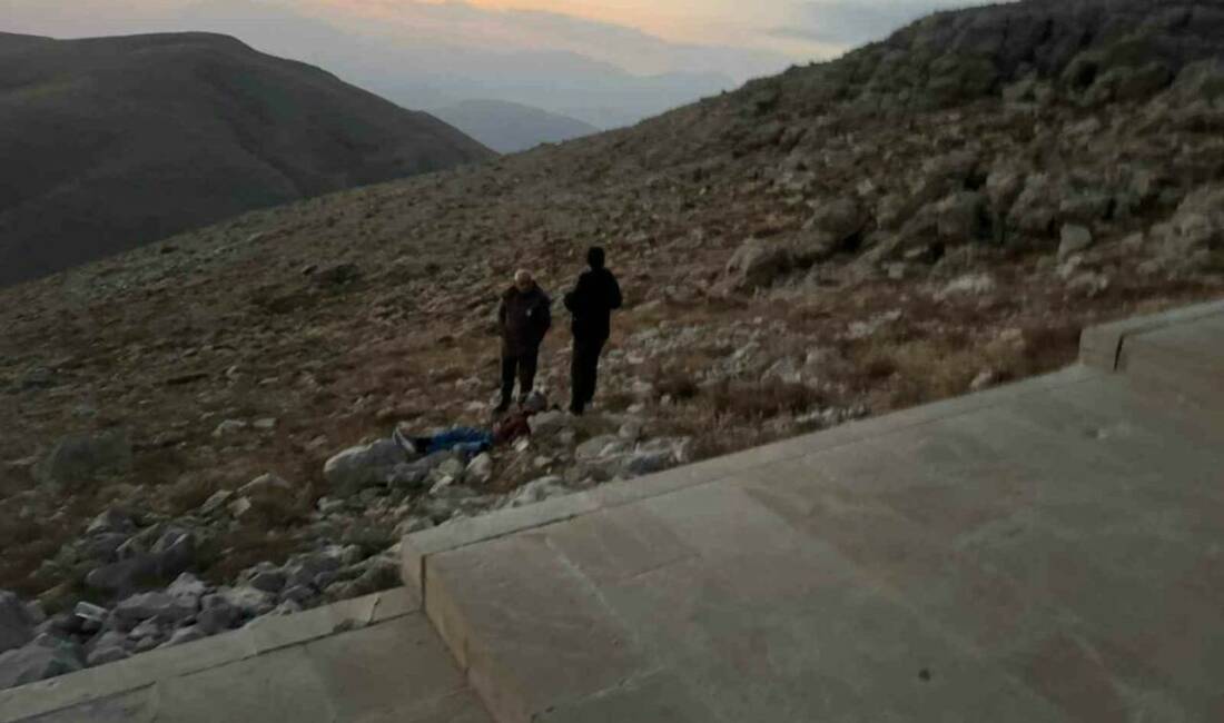 Nemrut’un merdivenlerinden yuvarlanan turist yaralandı Adıyaman'da Nemrut Dağı'nı ziyaret eden bir turist, merdivenden kayalık bölgeye