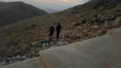 Adıyaman'da Nemrut Dağı'nı ziyaret eden bir turist, merdivenden kayalık bölgeye