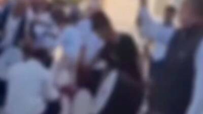 Gaziantep'te bir düğünde davul üzerinde oynayan küçük çocuğun başında silahla