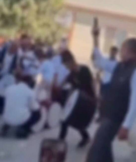Nizip’te düğünde çocuğun başında defalarca havaya ateş açan şahıs yakalandı Gaziantep'te bir düğünde davul üzerinde oynayan küçük çocuğun başında silahla