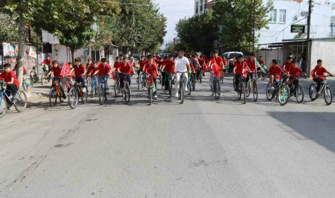 Adıyaman'ın Kahta ilçesinde düzenlenen "Gazze İçin Pedallıyoruz" etkinliğinde öğrenciler, Filistin'deki