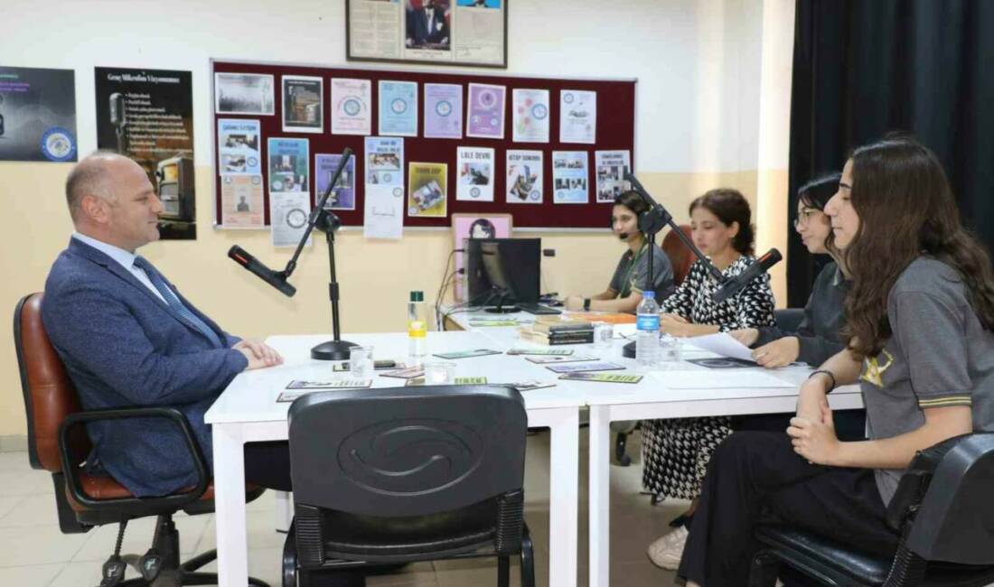Öğrenciler sınav stresini ‘Genç Radyo’ ile aşıyor Diyarbakır Adnan Menderes Anadolu Lisesi’nde eğitim gören öğrenciler edebiyat öğretmenlerinin