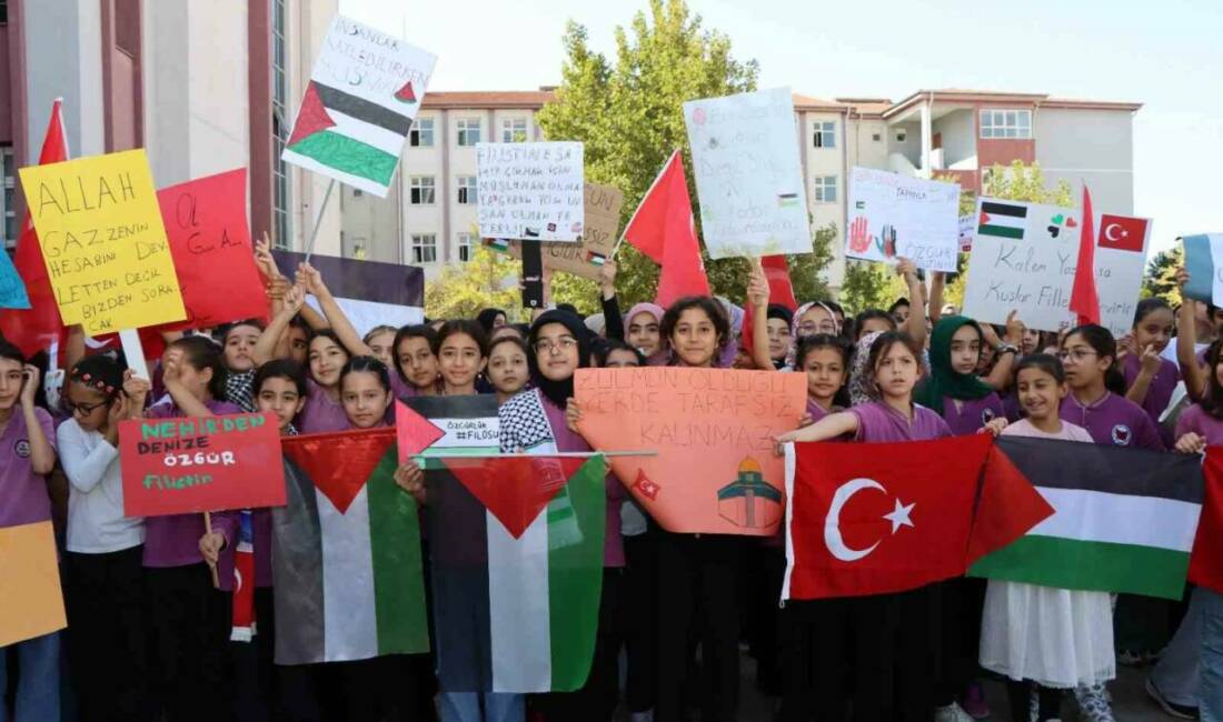 Kahta ilçesinde bulunan Kız Anadolu İmam Hatip Lisesi'nde "Bir Duruştur
