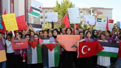 Kahta ilçesinde bulunan Kız Anadolu İmam Hatip Lisesi'nde "Bir Duruştur