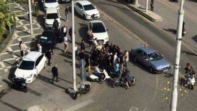 Şanlıurfa'nın Haliliye ilçesinde, 14 yaşındaki bir çocuğa otomobil çarptıktan sonra