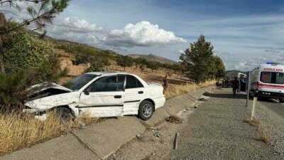 Adıyaman’ın Gölbaşı ilçesinde meydana gelen trafik kazasında otomobil ile hafif