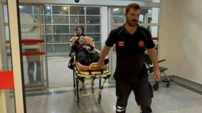 Adıyaman'ın Kuyulu Köyü yakınlarında kamyonet ile otomobilin çarpışması sonucu meydana