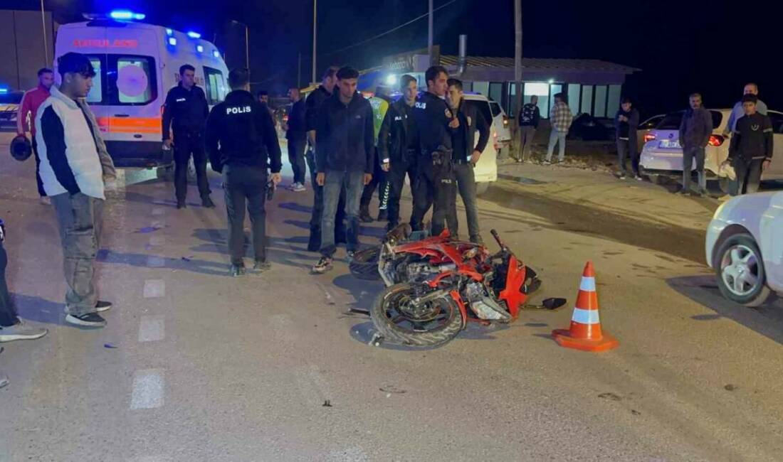 Adıyaman'da motosikletle otomobilin çarpışması sonucu meydana gelen kazada 3 kişi