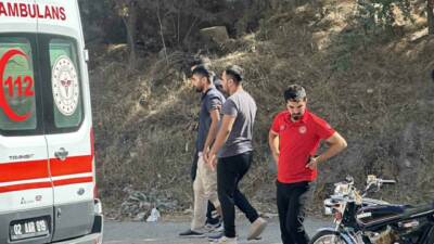 Adıyaman’da otomobilin çarpıp kaçtığı motosiklet sürücüsü yaralandı.