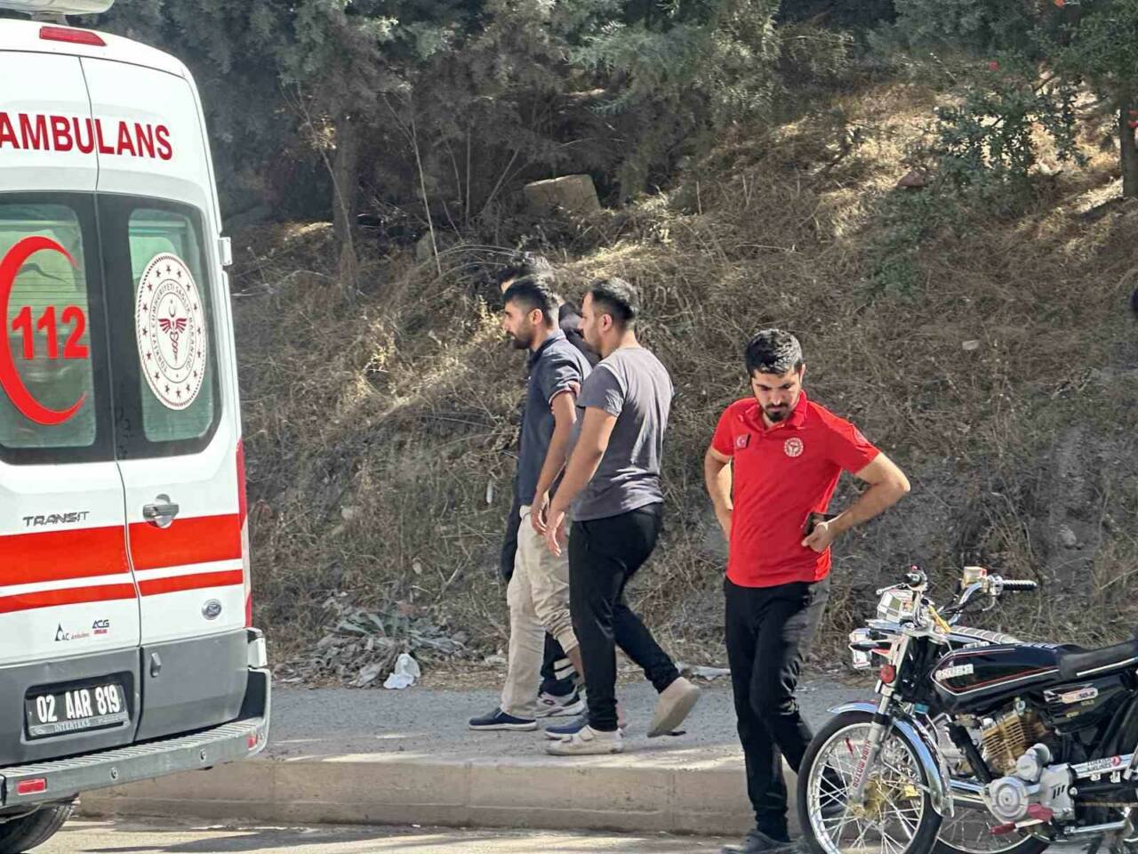 Adıyaman’da otomobilin çarpıp kaçtığı motosiklet sürücüsü yaralandı.