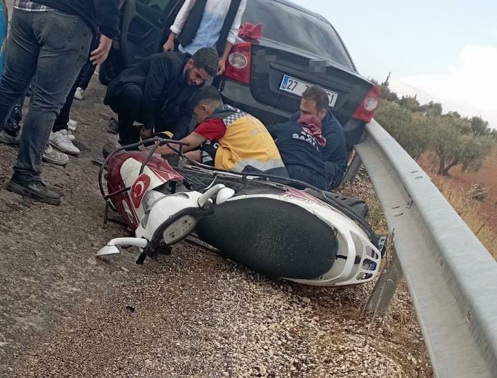 Otomobilin çarptığı motosikletin 79 yaşındaki sürücüsü hayatını kaybetti Nizip ilçesinde yaşanan kaza sonucunda, yağış nedeniyle kayganlaşan yolda otomobilin