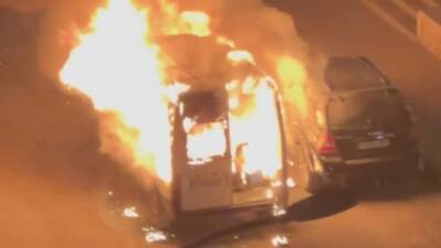 Nizip ilçesinde park halindeki minibüsün alev alması sonucu çevrede bulunan