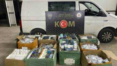 Silopi ilçesinde polis ekiplerince dur ihtarına uymayıp kaçan araçta gümrük