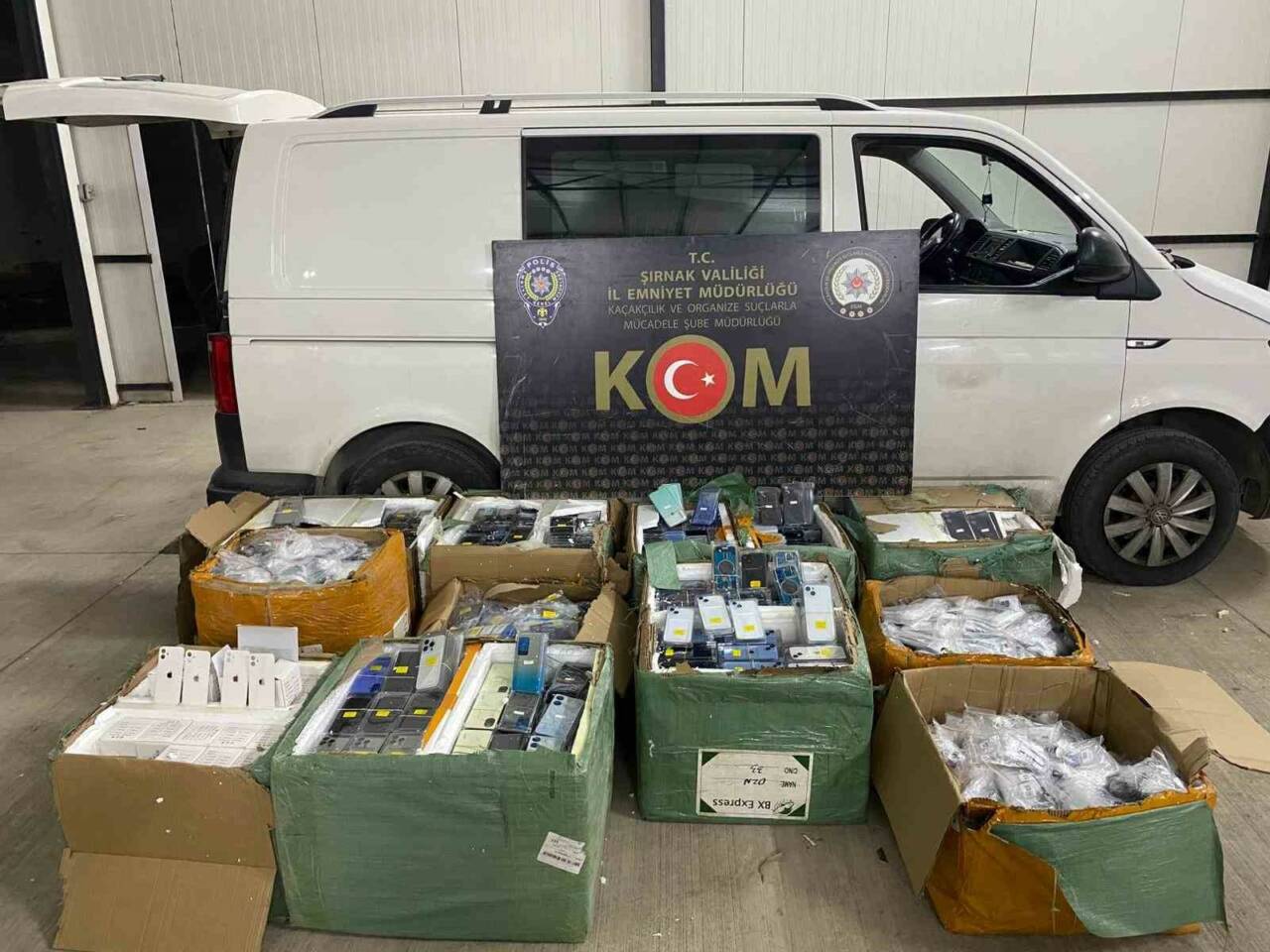 Silopi ilçesinde polis ekiplerince dur ihtarına uymayıp kaçan araçta gümrük