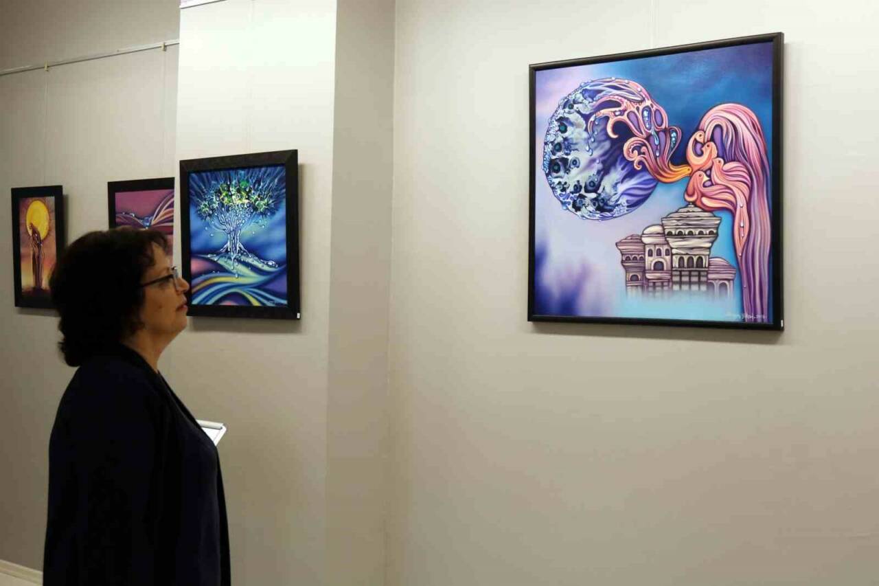 Ressam Sezgin Yüksel, yağlı boya tekniğiyle yaptığı eserlerinden oluşan "Yaşama