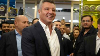 Fenerbahçe Başkanı Sadettin Saran, Gaziantep’te Fenerium mağazası ziyareti sırasında bir