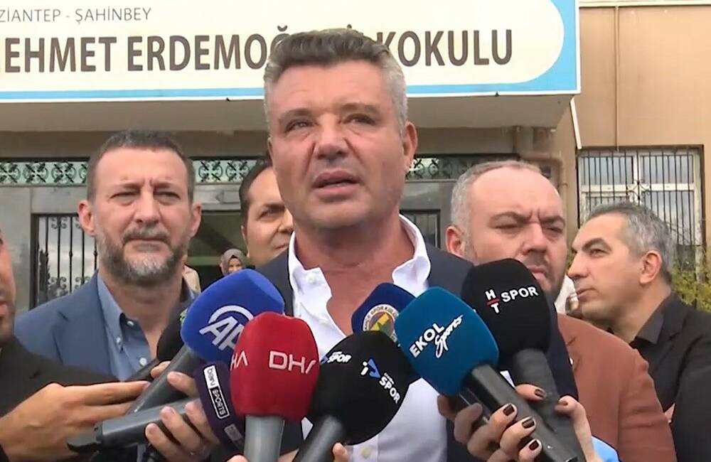 Sadettin Saran: “Türk futbolu adına vahim, şok edici şeyler, takipçisi olacağız” Fenerbahçe Başkanı Sadettin Saran, Gaziantep’te yaptığı okul ziyareti sırasında gündemi