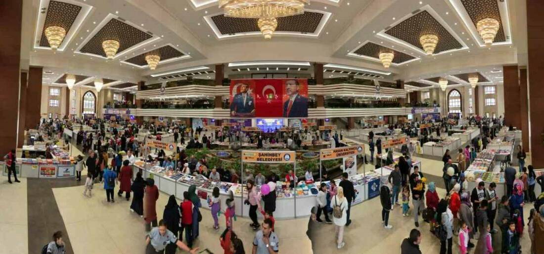 Şahinbey Belediyesi’nin 9. Kitap Fuarı kapılarını açıyor Şahinbey Belediyesi tarafından düzenlenen 9. Kitap Fuarı, Şahinbey Kongre ve