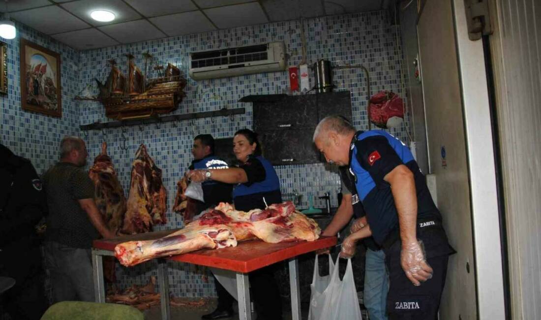 Şanlıurfa’da 1 ton kokmuş ve bozuk et ele geçirdi Şanlıurfa Büyükşehir Belediyesi zabıta ekipleri, ŞUTİM'deki et depolarında gerçekleştirdikleri denetimde