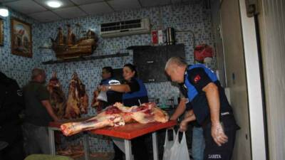 Şanlıurfa Büyükşehir Belediyesi zabıta ekipleri, ŞUTİM'deki et depolarında gerçekleştirdikleri denetimde