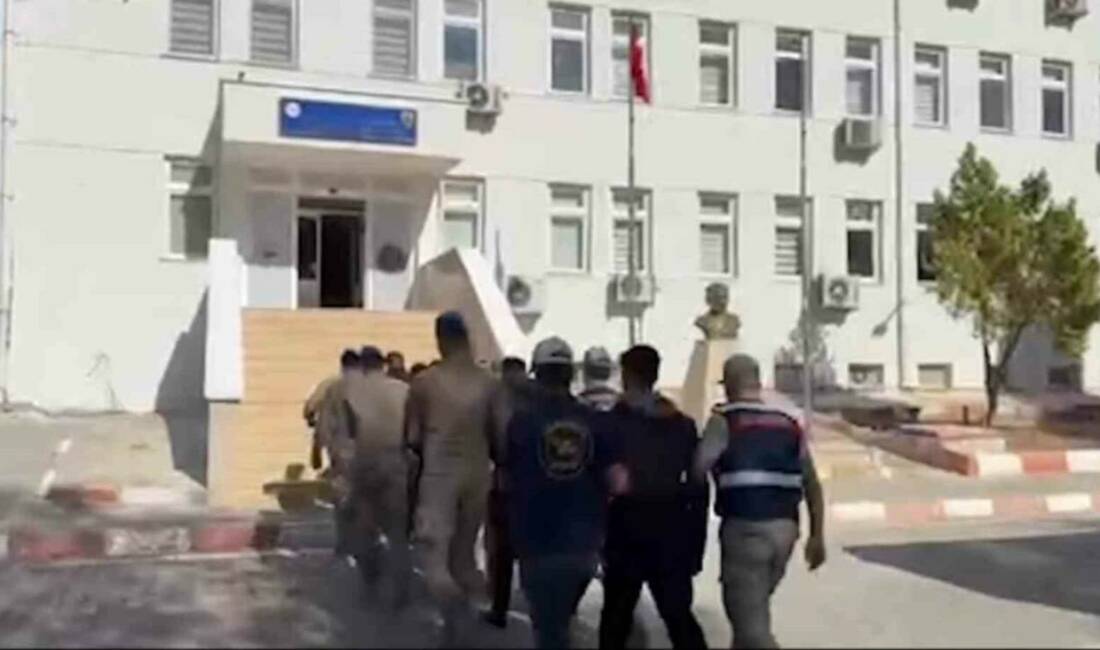 Şanlıurfa’da 11 milyon liralık telefon dolandırıcılığı operasyonu: 5 tutuklama Şanlıurfa'nın Akçakale ilçesinde kamuyu dolandıran suç örgütüne yönelik operasyon düzenlendi.
