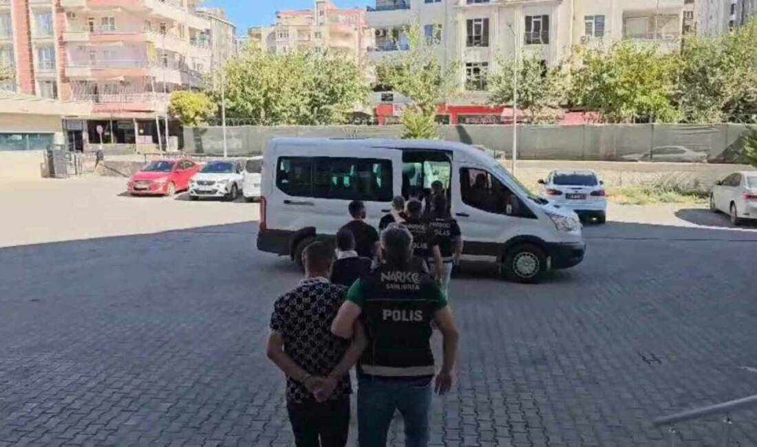 Şanlıurfa'da polis ekipleri tarafından belirlenen adreslere yapılan eş zamanlı operasyonda,