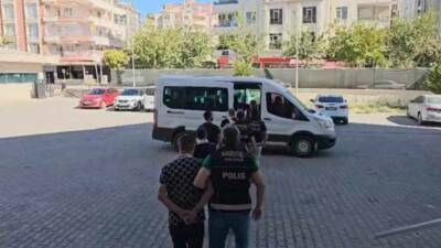 Şanlıurfa'da polis ekipleri tarafından belirlenen adreslere yapılan eş zamanlı operasyonda,