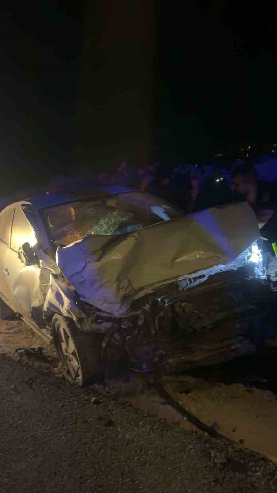 Şanlıurfa’nın Viranşehir ilçesinde 2 otomobilin çarpışması sonucu meydana gelen trafik