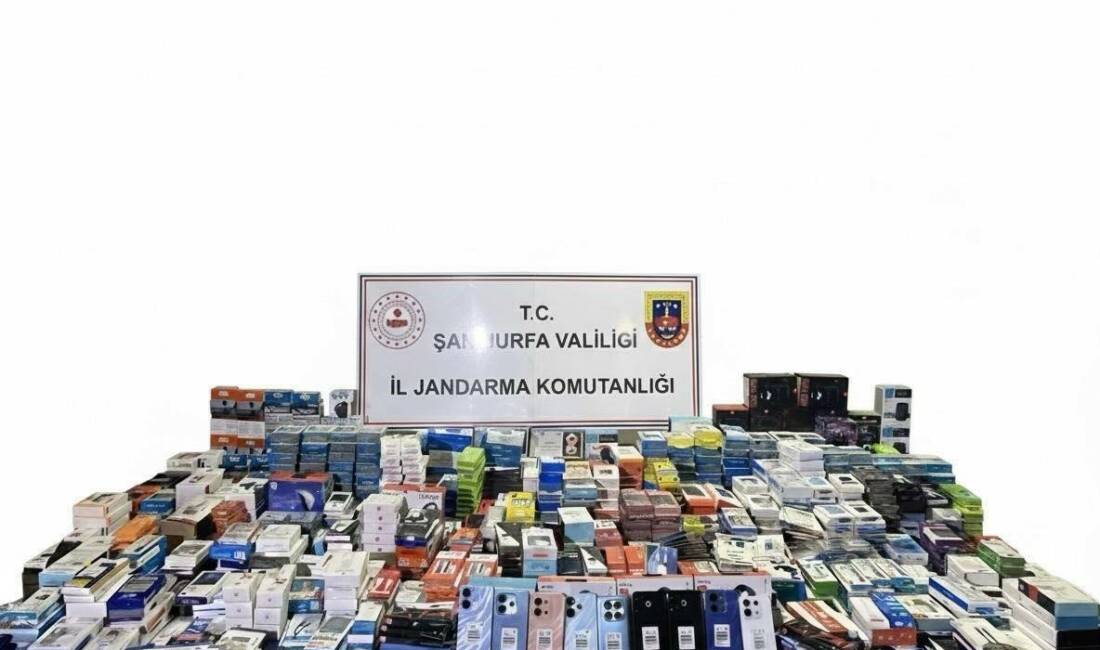 Şanlıurfa'da jandarma ekipleri, gümrük kaçağı cep telefonu ve aksesuarları ele