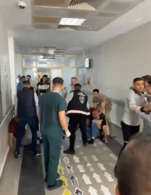 Viranşehir Devlet Hastanesi acil servisinde, arazi meselesi yüzünden husumetli iki