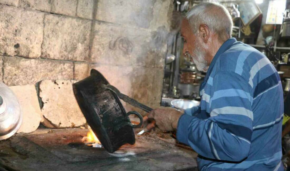 Şanlıurfa'da 86 yaşındaki Mustafa Ozan, tarihi bakırcılar çarşısındaki 20 metrekarelik