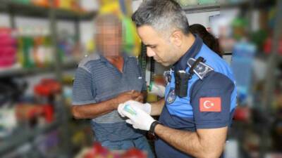 Şanlıurfa'da Haliliye Belediyesi Zabıta Müdürlüğü ekipleri, okul çevrelerinde son kullanma