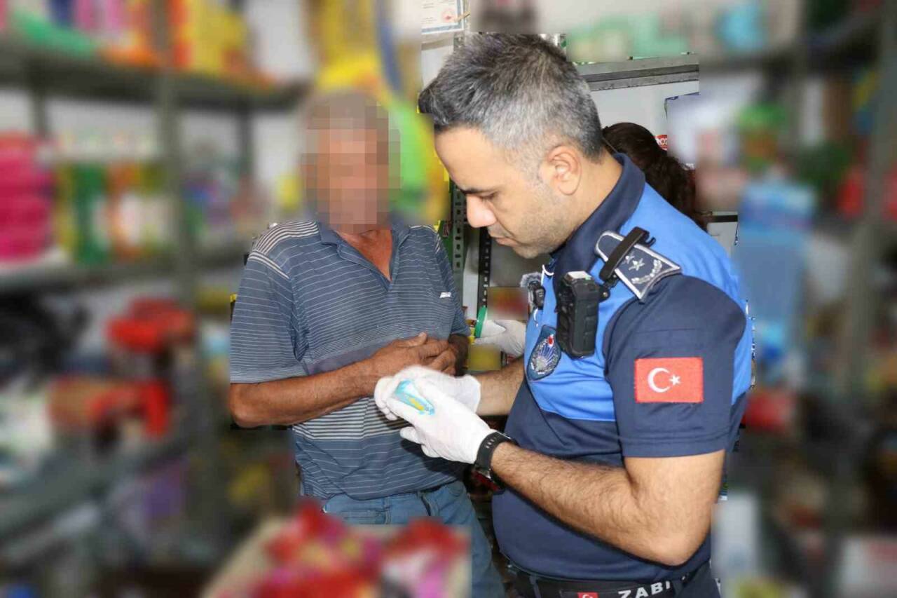 Şanlıurfa’da öğrencilere tarihi geçmiş ürün satan işletmeye 35 bin TL ceza Şanlıurfa'da Haliliye Belediyesi Zabıta Müdürlüğü ekipleri, okul çevrelerinde son kullanma