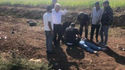 Şanlıurfa'nın Akçakale ilçesinde meydana gelen trafik kazasında otomobilin devrilmesi sonucu