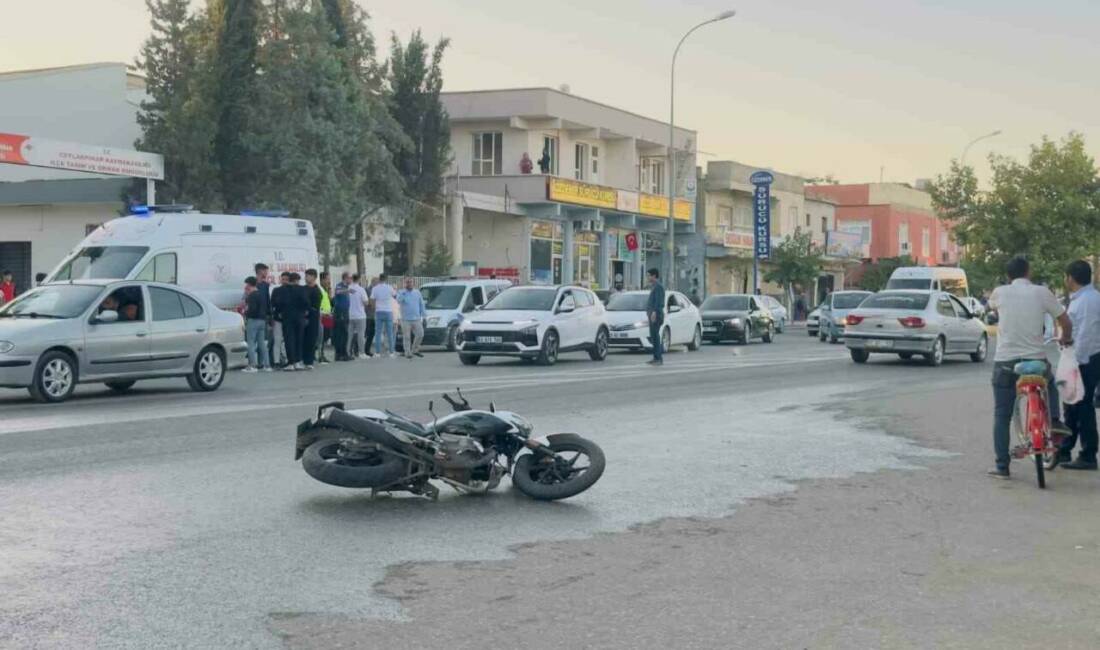 Şanlıurfa'nın Ceylanpınar ilçesinde otomobil ile motosikletin çarpıştığı trafik kazasında bir