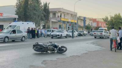 Şanlıurfa'nın Ceylanpınar ilçesinde otomobil ile motosikletin çarpıştığı trafik kazasında bir