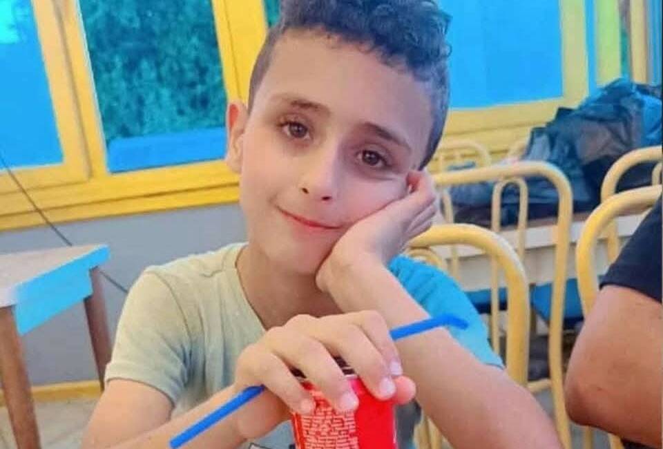 Şanlıurfa'nın Haliliye ilçesinde otomobilin çarptığı 8 yaşındaki çocuk hayatını kaybetti.