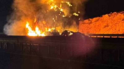 Şanlıurfa'da Viranşehir-Şanlıurfa karayolunda seyir halinde olan saman yüklü bir tır