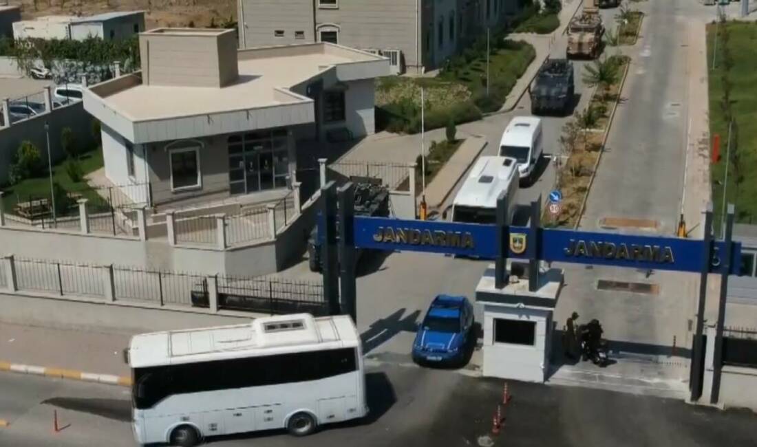 Şanlıurfa’da silah kaçakçılarına operasyon: 12 gözaltı Şanlıurfa'da uyuşturucu ve silah kaçakçılığı operasyonunda 12 kişi gözaltına alındı.