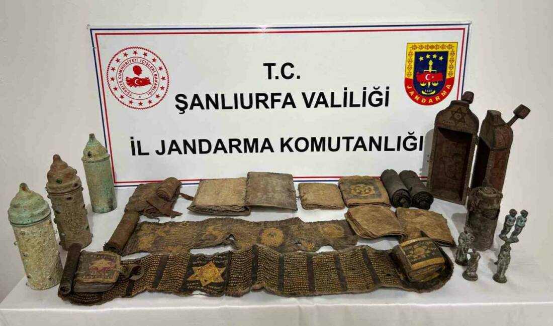 Şanlıurfa’da tarihi eser operasyonu: 2 gözaltı Şanlıurfa'da gerçekleştirilen operasyonda tarihi eser niteliğinde birçok obje bulundu ve