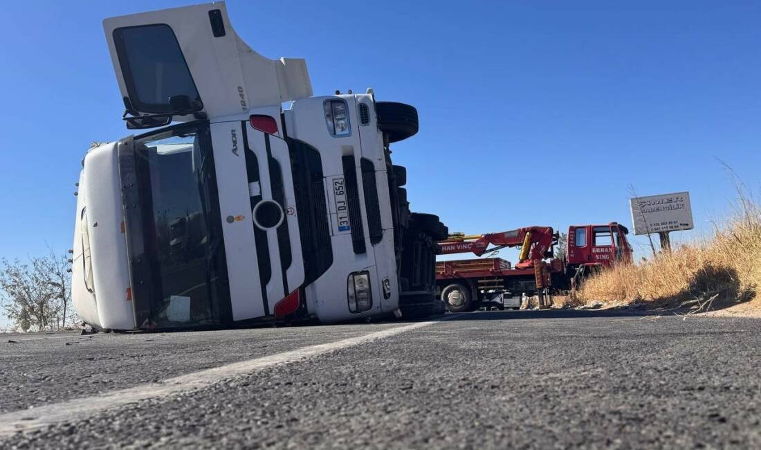 Şanlıurfa’da tekstil hammaddesi yüklü tır devrildi Suruç ilçesindeki D-400 karayolunda tekstil hammaddesi taşıyan bir tırın devrilmesi